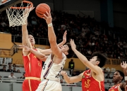 开云官方app入口-关于上海队险胜天津队，王哲林关键制胜的信息