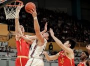 开云官方app入口-关于上海队险胜天津队，王哲林关键制胜的信息