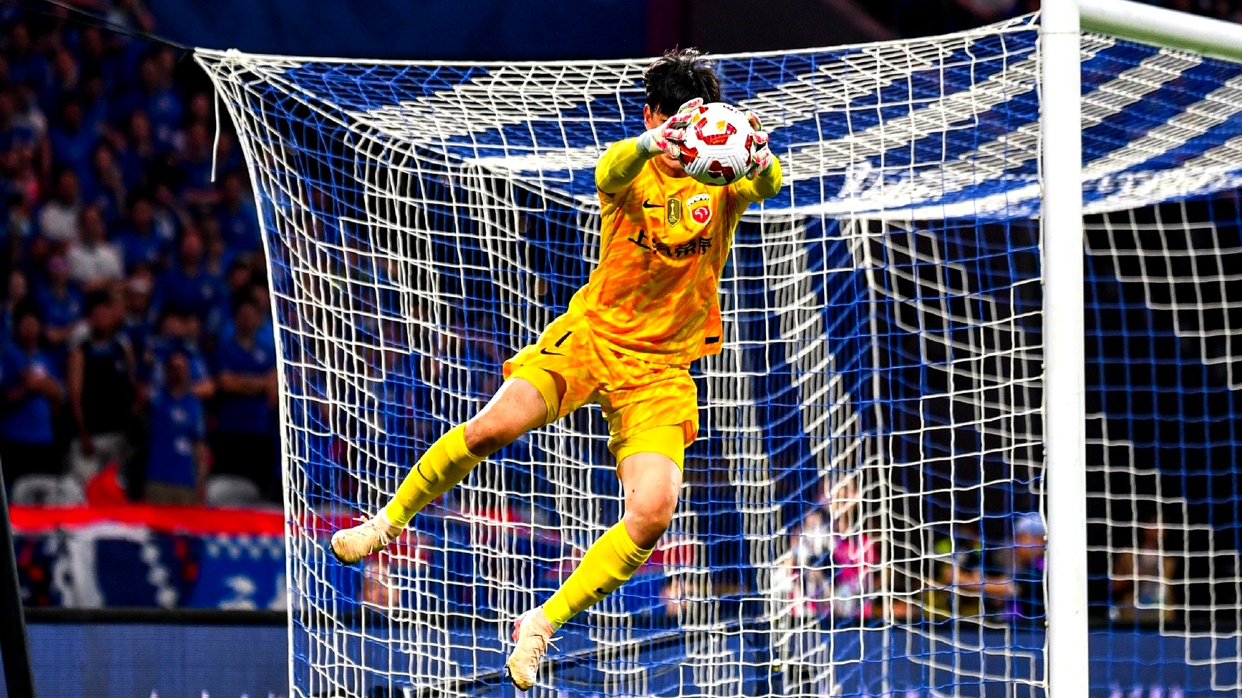 足球联赛的激战场面令人心潮澎湃的简单介绍