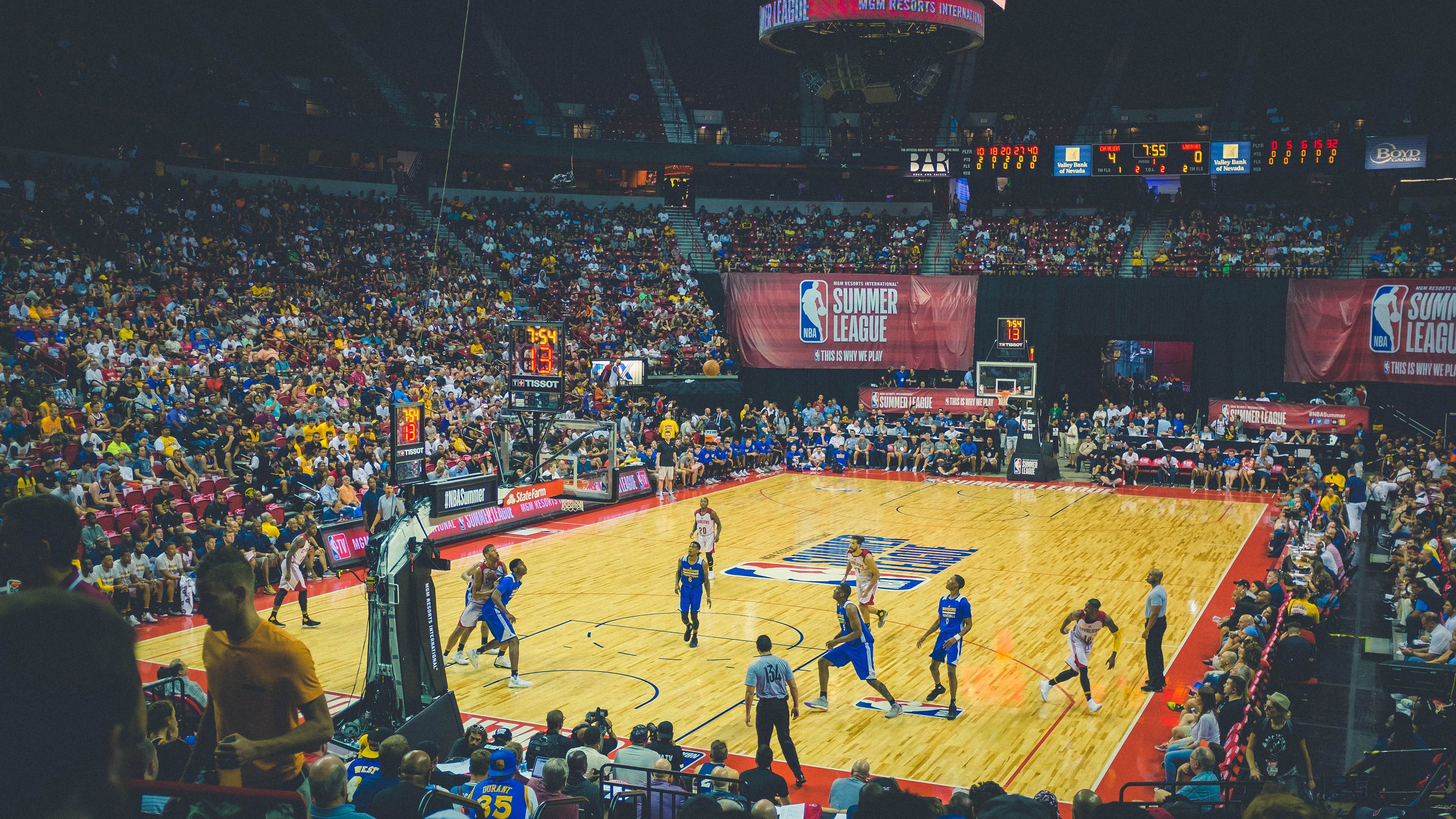 赛道与球场，当F1引擎轰鸣遇见恩比德统治之夜